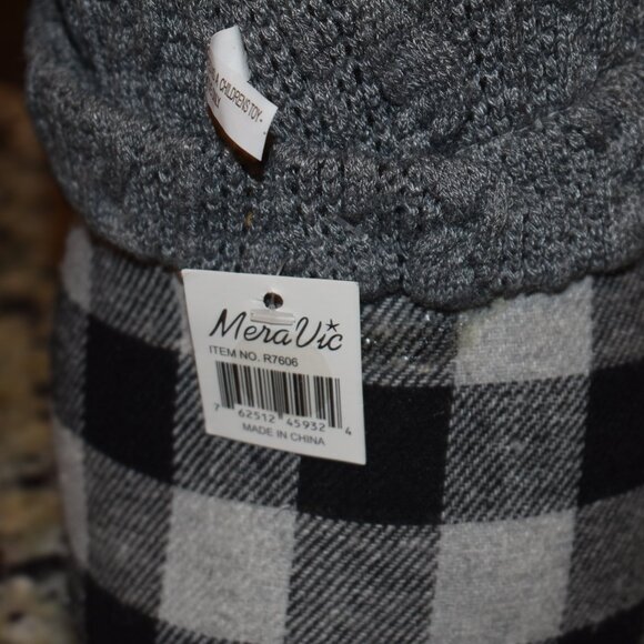 Very Cute MeraVic Winter Gnome on Skis - Picture 4 of 4